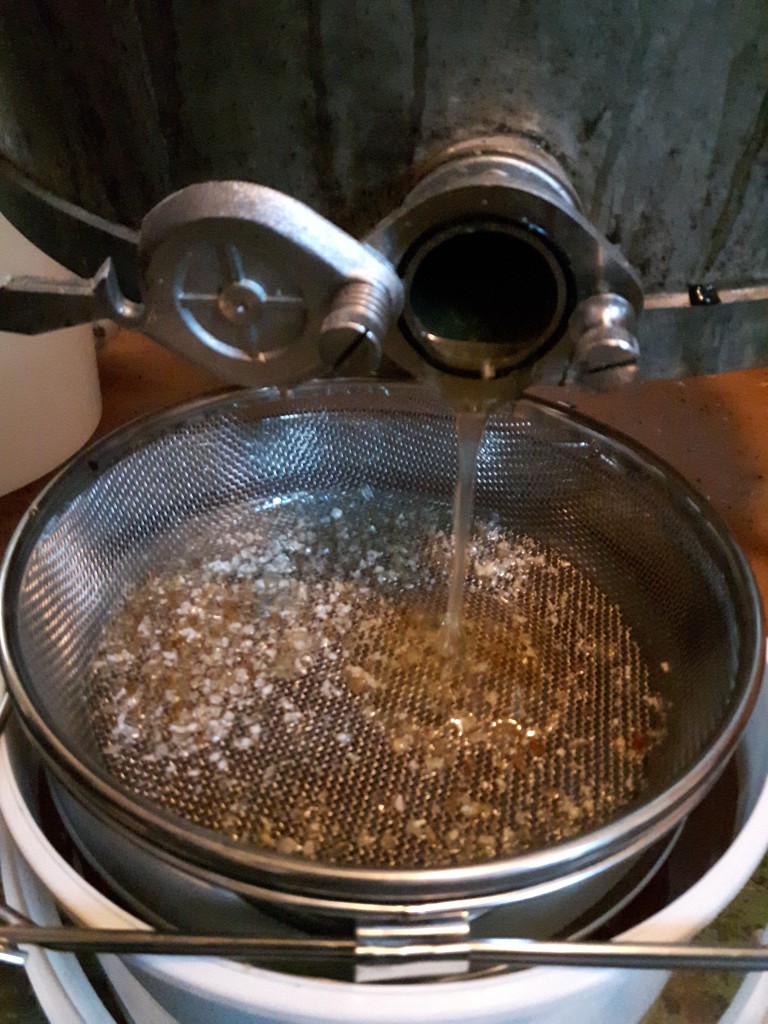 Här rinner honungen genom grov- och finsil