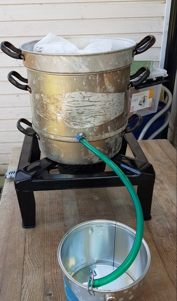 Första försöket smälta vax i den gamla saftmajan